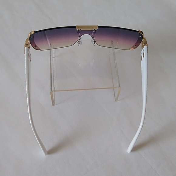 ✨"Hater Blockers" Fashion Glasses✨ - Picture 3 of 4